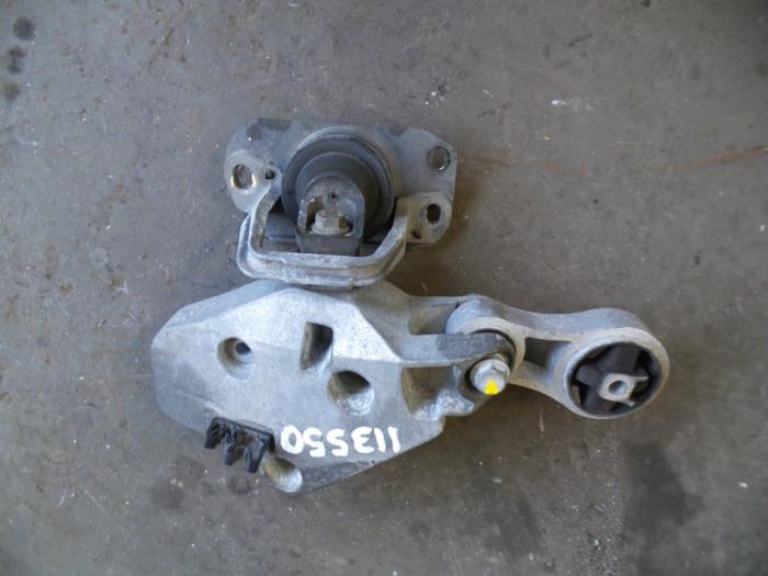 Engine mount from a Nissan Primastar 1.9 dCi 80 2004
