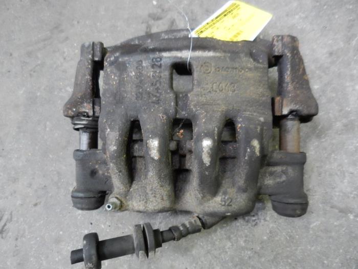 Gebrauchte Bremszange links vorne Peugeot Boxer (U9) 2.2 HDi 100 Euro 4 Preis auf Anfrage angeboten von Autodemontage Joko B.V.