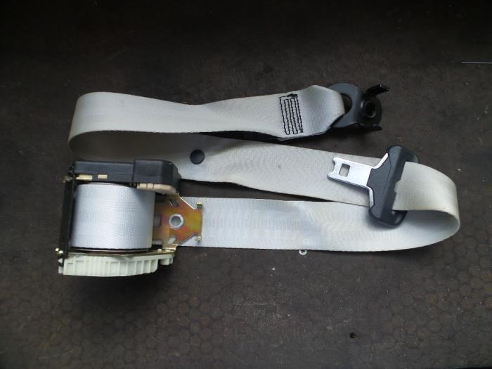 Rear seatbelt, left from a Renault Clio II (BB/CB) 1.6 16V 2004