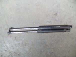 Used Rear gas strut, left Renault Clio II (BB/CB) 1.6 16V Price on request offered by Autodemontage Joko B.V.