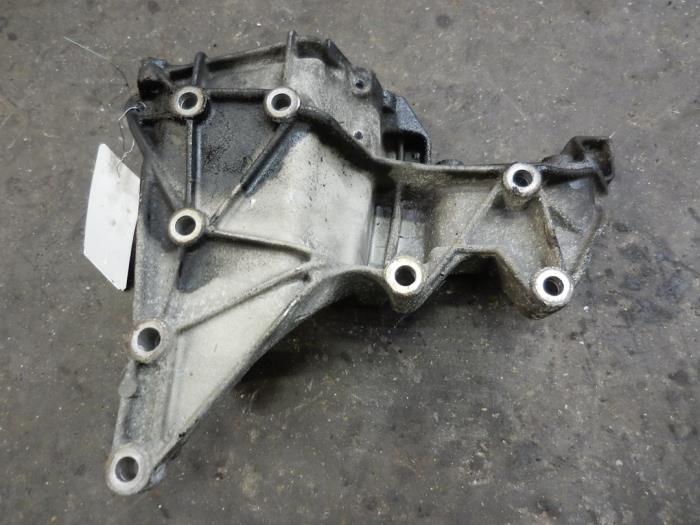 Usagé Support dynamo haut Renault Espace (JE) 2.0i 16V Prix sur demande proposé par Autodemontage Joko B.V.