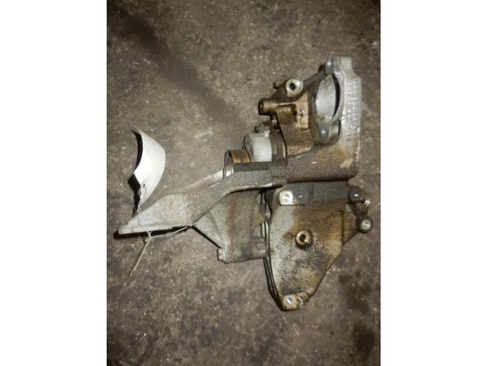 Usagé Support dynamo haut Opel Vectra B (38) 1.8 16V Ecotec Prix sur demande proposé par Autodemontage Joko B.V.