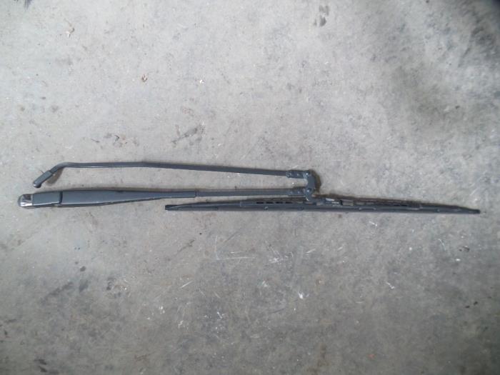 Front wiper arm from a Peugeot 107 1.0 12V 2007
