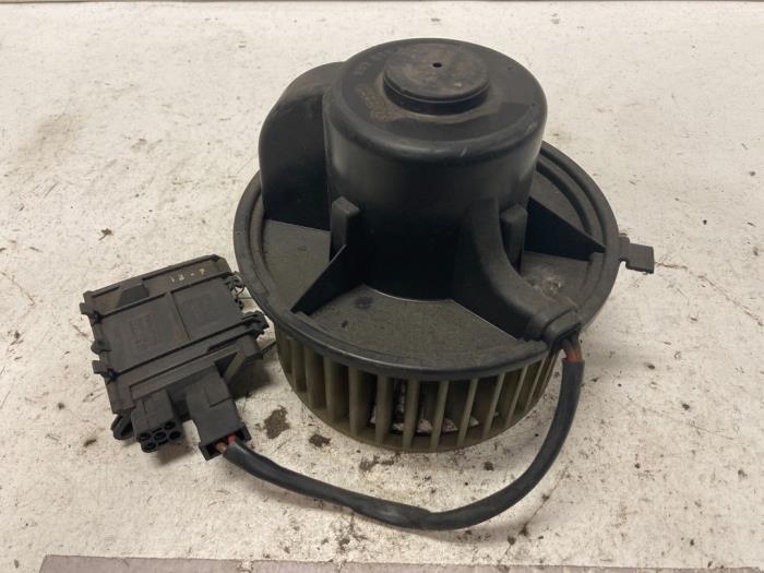 Heating and ventilation fan motor from a Audi 80 (B3) 1.9 Diesel 1990