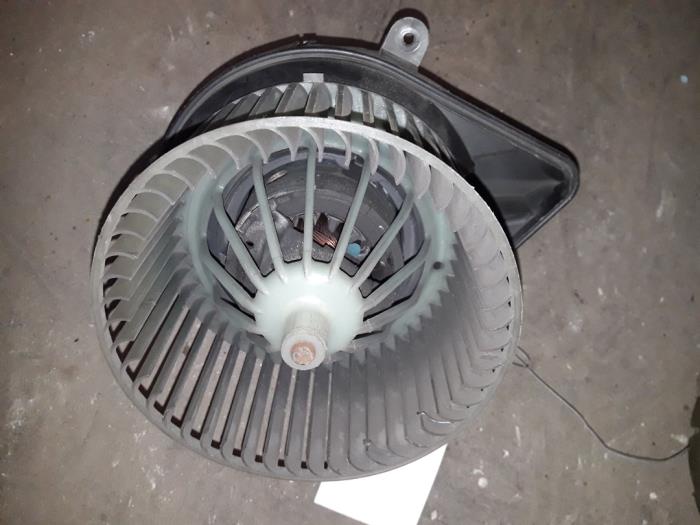 Heating and ventilation fan motor from a Citroën Xsara (N1) 1.6i 1998
