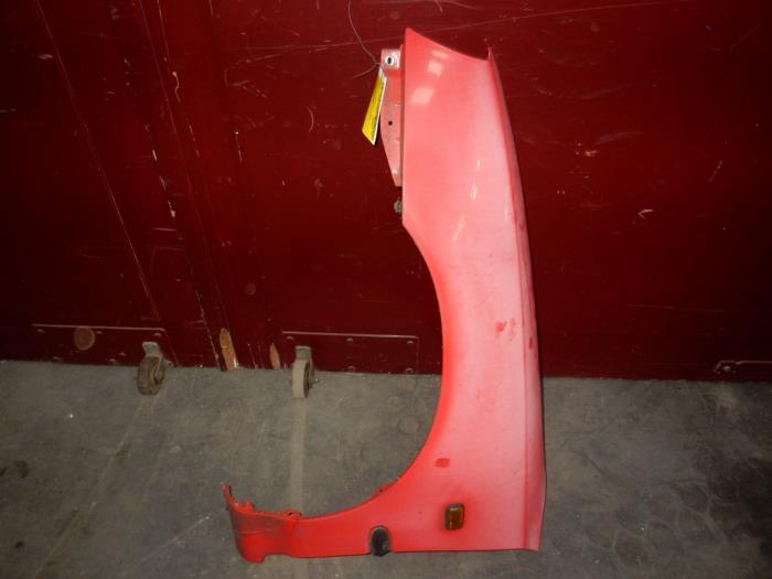 Front wing, left from a Daihatsu Charade (G200/201/202/203/204) 1.3i TX/CX 16V 1998