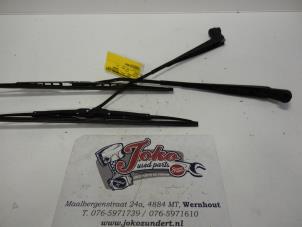 Used Front wiper arm Daihatsu Charade (G200/201/202/203/204) 1.3i TX/CX 16V Price on request offered by Autodemontage Joko B.V.