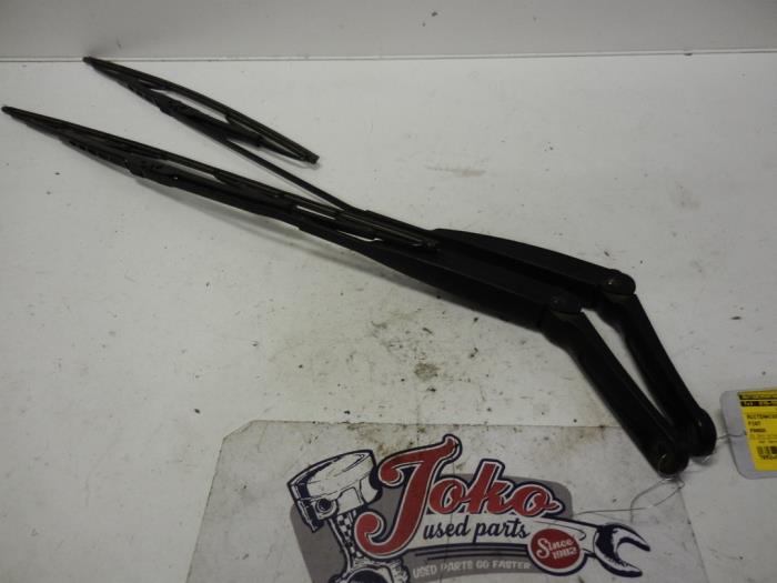 Front wiper arm from a Fiat Panda (169) 1.2 Fire 2004