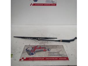 Used Front wiper arm Mitsubishi Carisma 1.6i 16V Price on request offered by Autodemontage Joko B.V.