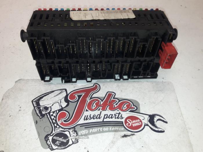 Fuse box Volkswagen Caddy II 1.9 SDI 357937039