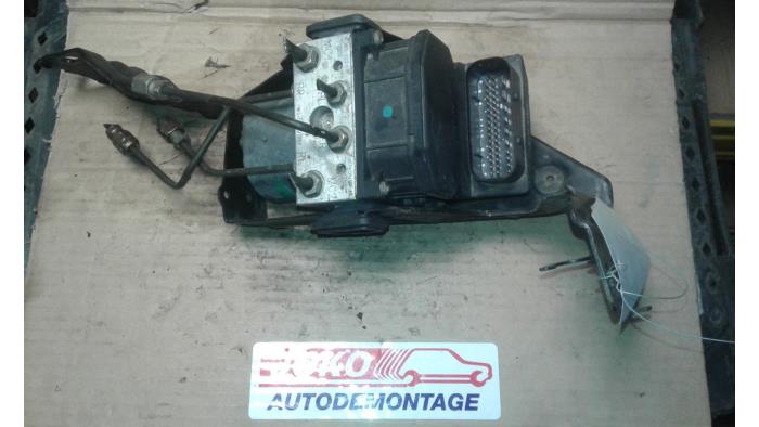 Pompe ABS d'un Ford Mondeo III 2.0 16V 2001