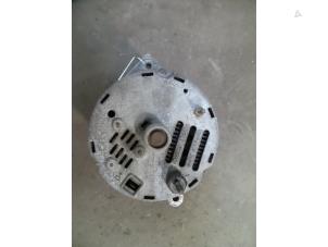 Dynamo van een Opel Omega A (16/17/19) 2.0 i LS,GL,GLS,CD 1993