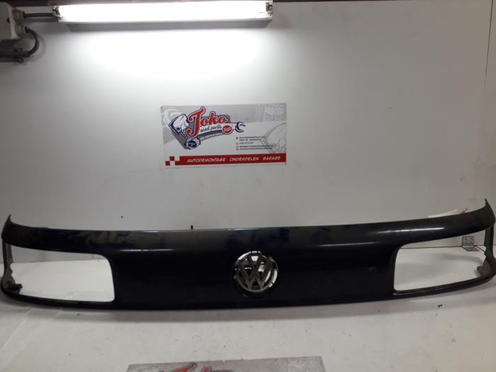 Używane Grill Volkswagen Passat Variant (35I) 1.8 i CL,GL,GT Cena na żądanie oferowane przez Autodemontage Joko B.V.