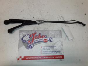 Used Front wiper arm Renault Clio II Societe (SB) 1.5 dCi 65 Price on request offered by Autodemontage Joko B.V.