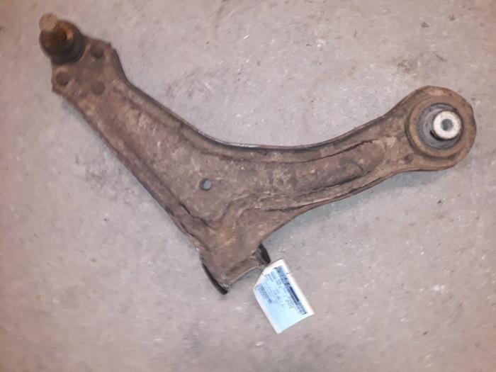 Front lower wishbone, right from a Mercedes-Benz Vito (638.1/2) 2.2 CDI 108 16V 2002