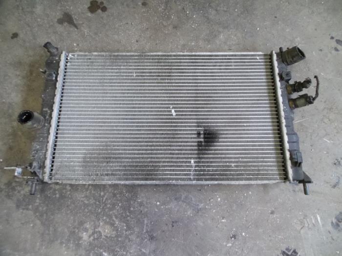 Usagé Radiateur Opel Vectra B Caravan (31) 1.6 16V Prix sur demande proposé par Autodemontage Joko B.V.