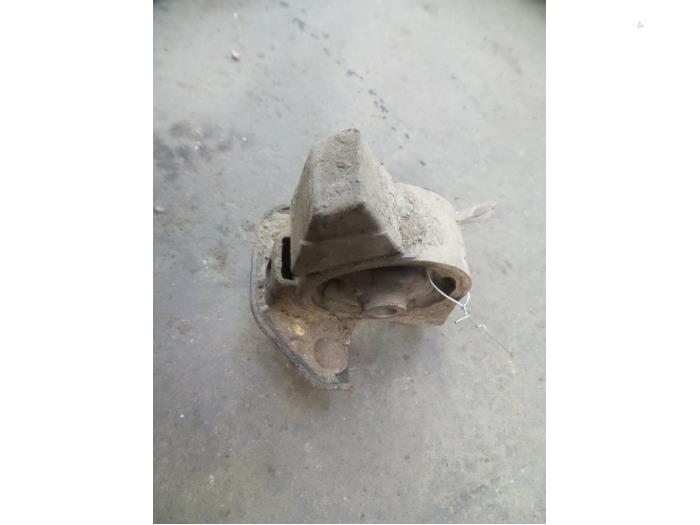 Engine mount from a Toyota Corolla (E11) 2.0 D 1998