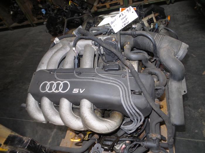 Motor de un Audi A3 1997