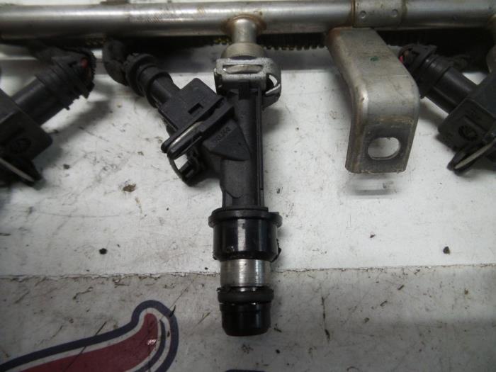 Injector (petrol injection) from a Opel Astra H (L48) 1.6 16V Twinport 2005