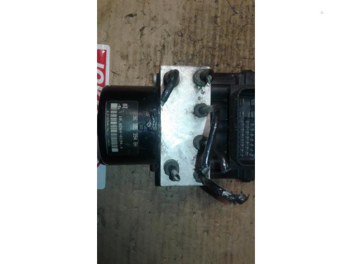 Używane Pompa ABS Peugeot 206 (2A/C/H/J/S) 1.1 XN,XR Cena na żądanie oferowane przez Autodemontage Joko B.V.