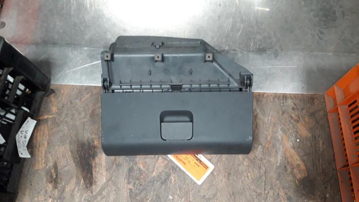Glovebox from a Volkswagen Polo IV (9N1/2/3) 1.4 16V 2002