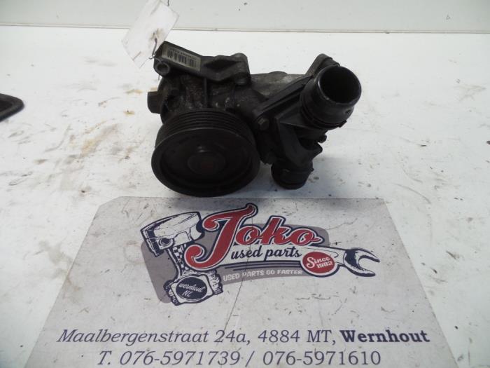 Water pump from a BMW 3 serie (E90) 330d 24V 2007