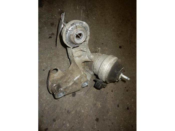 Used Engine mount Volkswagen Passat Variant (3B6) 2.5 TDI V6 24V Price on request offered by Autodemontage Joko B.V.