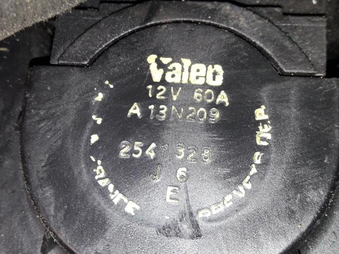 Begagnade Dynamo Renault Express/Rapid/Extra 1.9 D Pris på förfrågan erbjuds av Autodemontage Joko B.V.