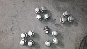 Used Set of wheel bolts Landrover Range Rover II 4.6 V8 HSE Price on request offered by Autodemontage Joko B.V.