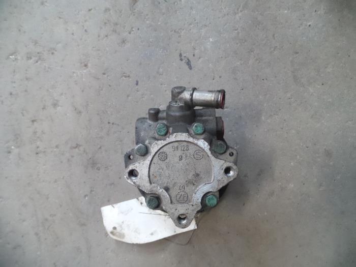 Power steering pump from a Audi A6 (C5) 1.9 TDI 110 2001