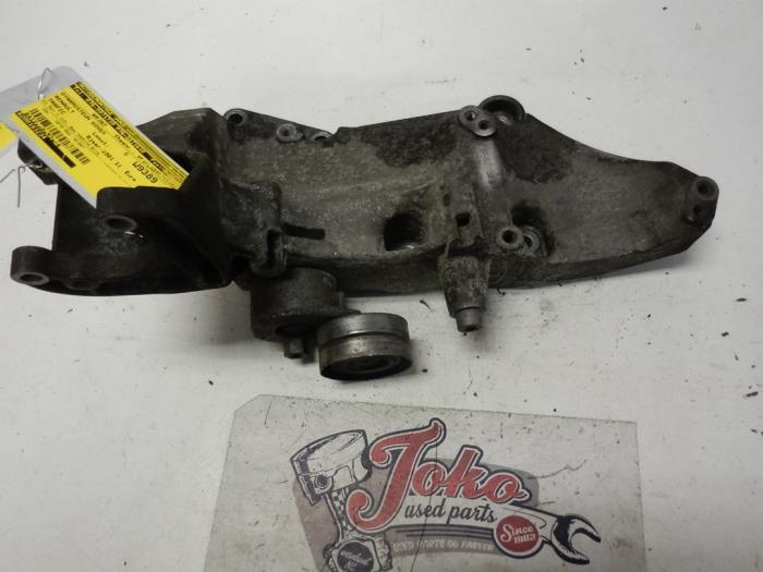 Usagé Support dynamo haut Renault Trafic New (FL) 1.9 dCi 82 16V Prix sur demande proposé par Autodemontage Joko B.V.