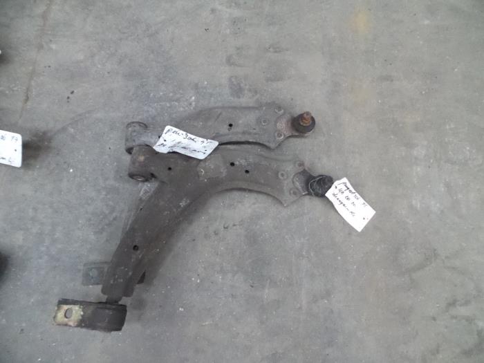 Front lower wishbone, right from a Peugeot 306 (7A/C/S) 1.4 XN,XR,XA,XRA 1995