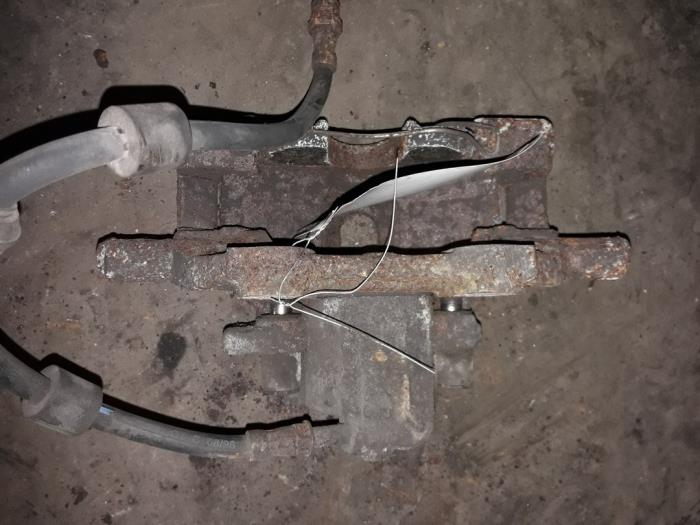 Gebrauchte Bremszange rechts vorne Ford Galaxy (WGR) 2.3i 16V SEFI Preis auf Anfrage angeboten von Autodemontage Joko B.V.
