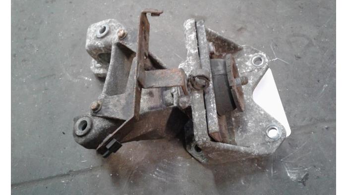 Used Engine mount Renault Master II (JD) 2.8 dTi T28 Price on request offered by Autodemontage Joko B.V.