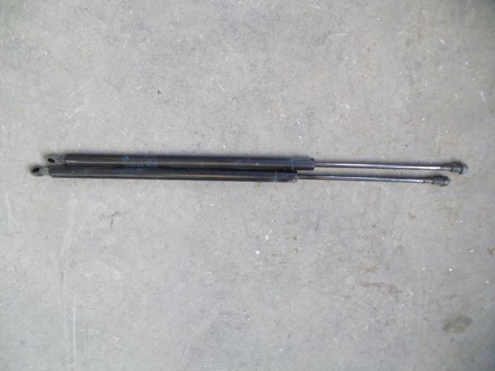 Rear gas strut, left from a BMW X3 (E83) 2.5 24V 2004