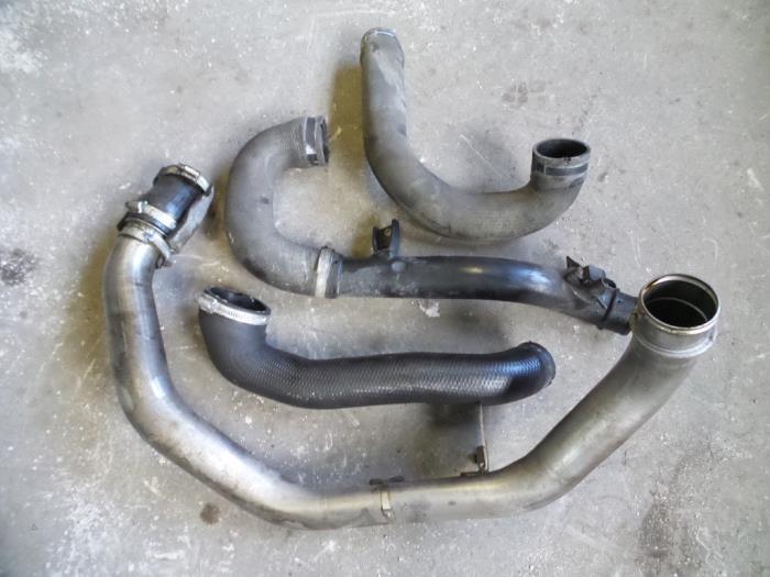 Gebrauchte Intercooler Schlauch Saab 9-3 II (YS3F) 2.0t 16V Preis auf Anfrage angeboten von Autodemontage Joko B.V.