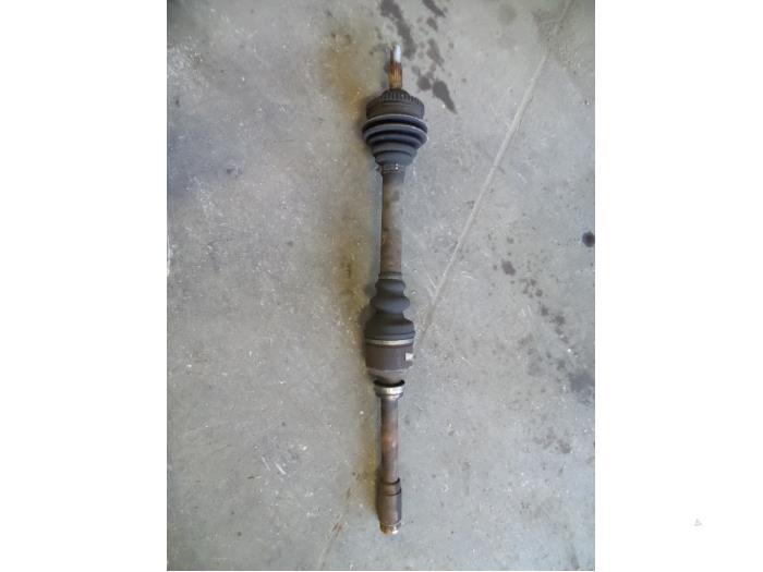 Front drive shaft, right from a Peugeot 206 (2A/C/H/J/S) 1.4 XR,XS,XT,Gentry 2000
