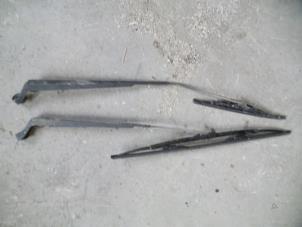 Used Front wiper arm Daihatsu Cuore (L251/271/276) 1.0 12V DVVT Price on request offered by Autodemontage Joko B.V.