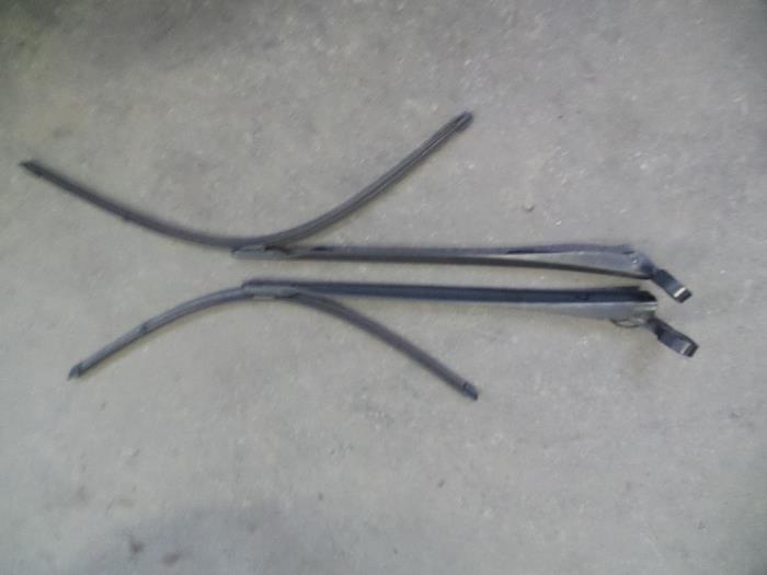 Front wiper arm from a Seat Leon (1P1) 2.0 FSI 16V 2006