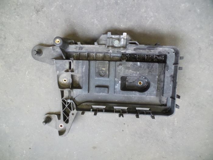 Battery box from a Seat Leon (1P1) 2.0 FSI 16V 2006