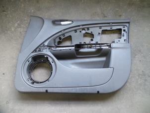 Używane Tapicerka drzwi prawych przednich wersja 4-drzwiowa Seat Leon (1P1) 2.0 FSI 16V Cena na żądanie oferowane przez Autodemontage Joko B.V.