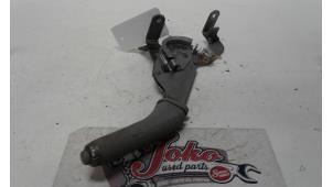 Used Parking brake lever Kia Sorento I (JC) 2.5 CRDi 16V Price on request offered by Autodemontage Joko B.V.