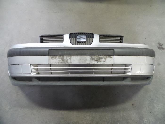 Front bumper from a Seat Ibiza II Facelift (6K1) 1.4 Select 2000