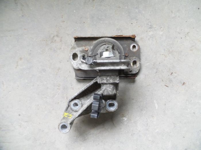 Used Engine mount Renault Trafic New (JL) 2.0 dCi 16V 115 Price on request offered by Autodemontage Joko B.V.