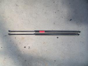 Used Rear gas strut, left Renault Trafic New (JL) 2.0 dCi 16V 115 Price on request offered by Autodemontage Joko B.V.