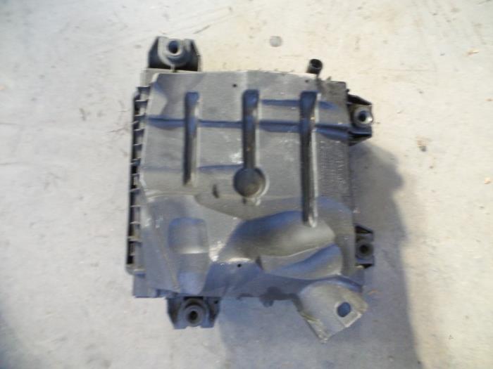 Air box from a Renault Trafic New (JL) 2.0 dCi 16V 115 2011