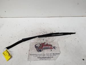 Used Front wiper arm Fiat Doblo Cargo (223) 1.3 D 16V Multijet Price on request offered by Autodemontage Joko B.V.