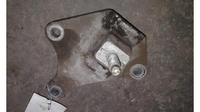 Engine mount from a Ford Fiesta 5 (JD/JH) 2.0 16V ST150 2006