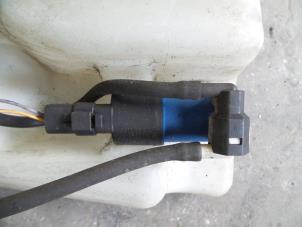 Used Windscreen washer pump Renault Clio III (BR/CR) 1.6 16V Price on request offered by Autodemontage Joko B.V.