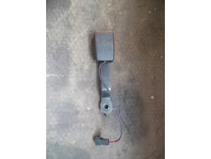 Used Front seatbelt buckle, left Renault Clio III (BR/CR) 1.6 16V Price on request offered by Autodemontage Joko B.V.